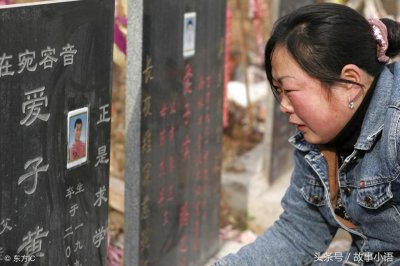 ​祭奠汶川地震逝去的亲人，13个令人心碎的瞬间，让我再看你一眼