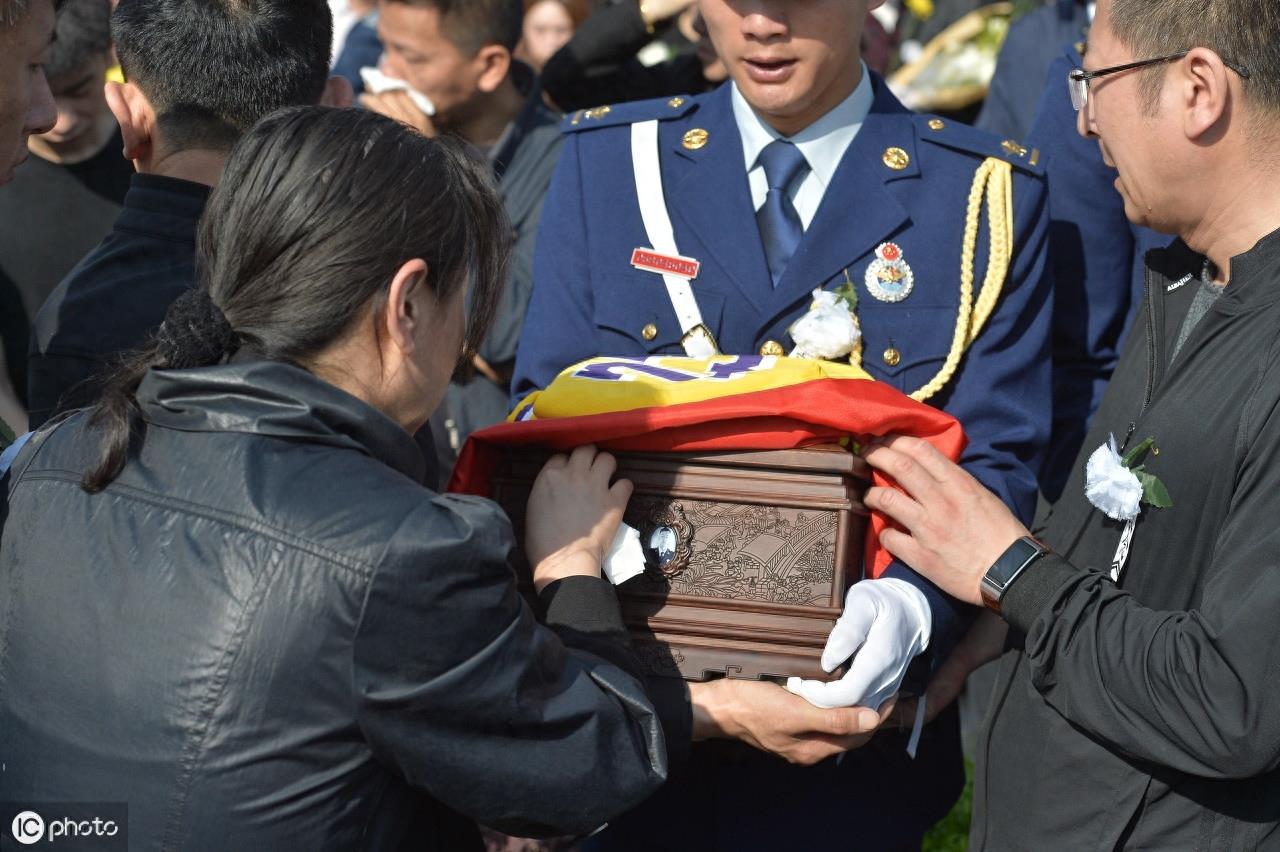 凉山救火英雄刘代旭与詹姆斯球衣一同安葬，愿天堂也有篮球