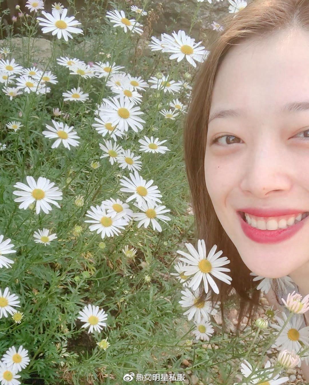 f(x)成员崔雪莉ins新照，又白又瘦，死亡角度也没在怕的