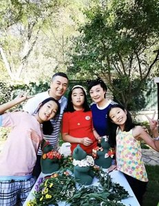 ​张嘉译全家福曝光，10岁女儿被认为是爸爸的翻版，妻子素颜年轻