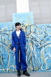 ​张艺东观看黄雅莉“借光计划”展出，感受艺术的魅力