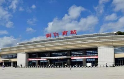 ​沪昆高铁进入贵州的第一站，高铁站离市区几十公里远，你想吐槽吗