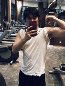 ​同样是秀腹肌，李易峰、罗云熙不算啥，看到鹿晗：帅炸了