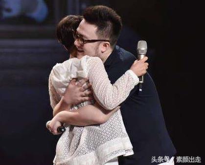 巴图和宋丹丹合照，我会一直陪你到老！