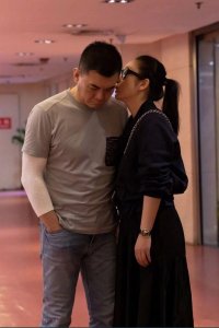 ​秦海璐倒追大7岁二婚老公，走机场成望夫眼，老公身材好的确帅