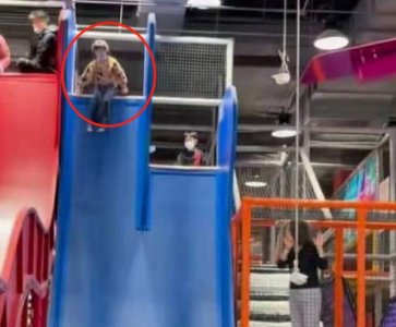 ​岳云鹏女儿罕露面，小眼睛太像爸，父母盼娃成才请顶级音乐家教琴