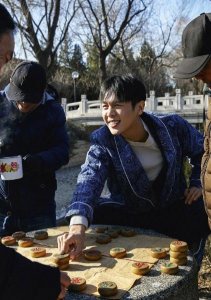 ​西装控福利来了！张若昀简直是西装王子，复古西装一脸帅气惹人爱