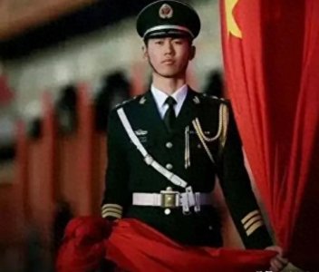 ​升旗手张自轩退役又穿上民兵军装，如今已经安置新工作真的挺好