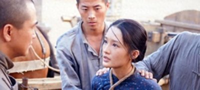 ​夜晚田小娥褪去上衣，公公鹿三推门而入，田小娥撕心裂肺：爸呀！