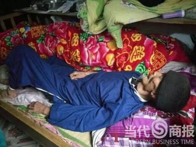 ​老人开棺材板复活 已能独立进食