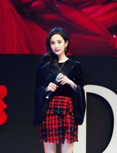 ​杨幂作为“当妮Downy”代言人 亮相品牌发布会