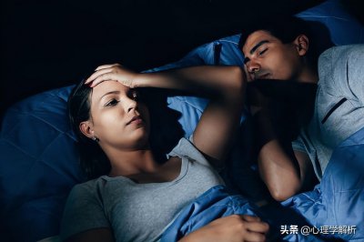 ​夫妻分床睡就意味着不幸福吗？心理学：可能是为了更好的睡眠质量
