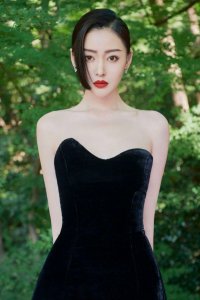 ​张天爱身材绝了！方肩细腰丰臀，黑白抹胸裙装展现迷人身姿