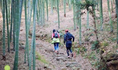 ​女越野跑运动员在森林里被村民猥亵，警方已介入调查
