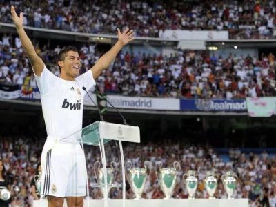 ​还记得八年前的今天吗，他第一次在伯纳乌喊出了Hala Madrid