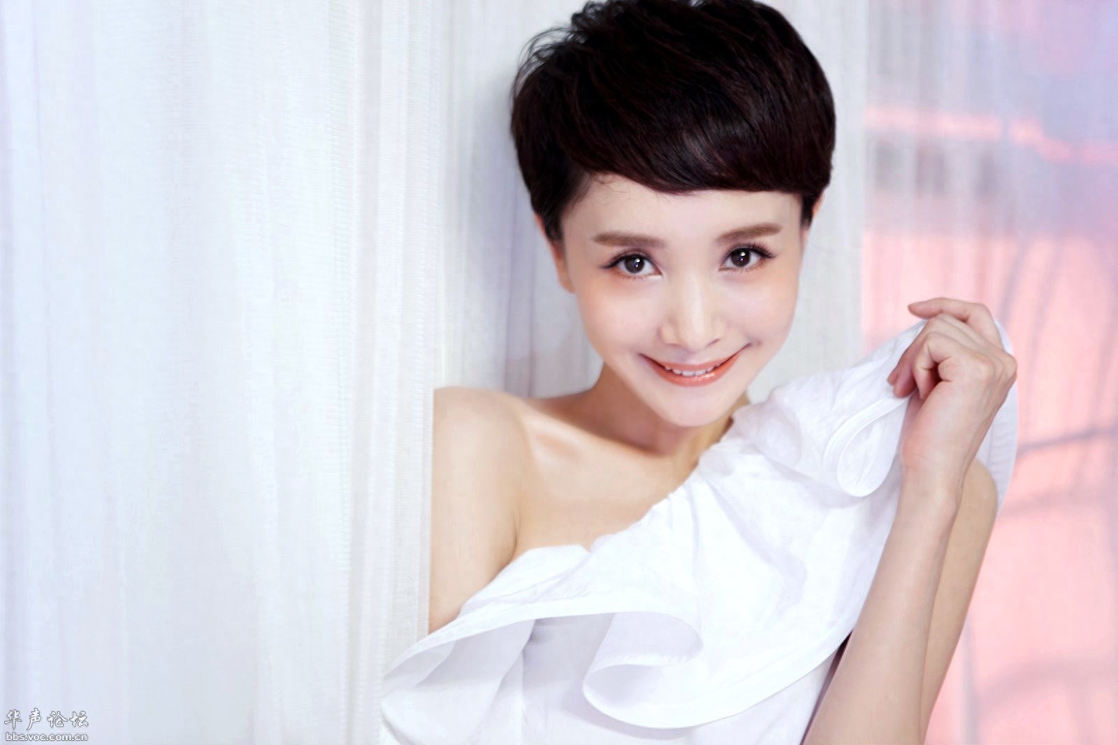 心机婊颂芝，刘钇彤戏里戏外两不同，多才多艺引赞誉