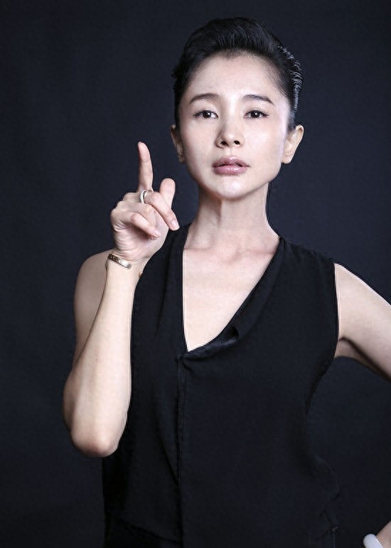 心机婊颂芝，刘钇彤戏里戏外两不同，多才多艺引赞誉