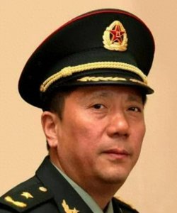 ​秦卫江：57岁成中将，从军事学府到东部战区副司令员