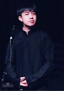 ​德云社张九龄恋情曝光，女方妙龄身材超好，互喂水果还接吻超甜蜜