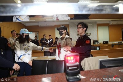 ​陈乔恩曝酒驾被捕后地检署被围堵 憔悴苍白小声道歉：对不起