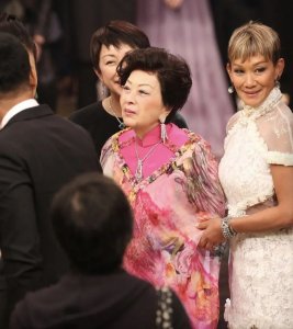香港隐形女首富96岁离世,一生喜欢旗袍,她才是真正的名媛