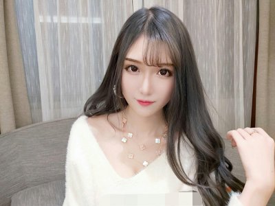 路人镜头下的腐团儿,颜值成全场C 位,但一双腿却暴露了真实身高