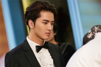 ​吴希泽登《幻乐之城》燕尾服王子再展歌喉