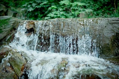 ​花果山位于连云港市南云台山中麓，也因《西游记》得名