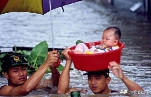 珍贵照片  98抗洪图集看的泪崩，致敬子弟兵