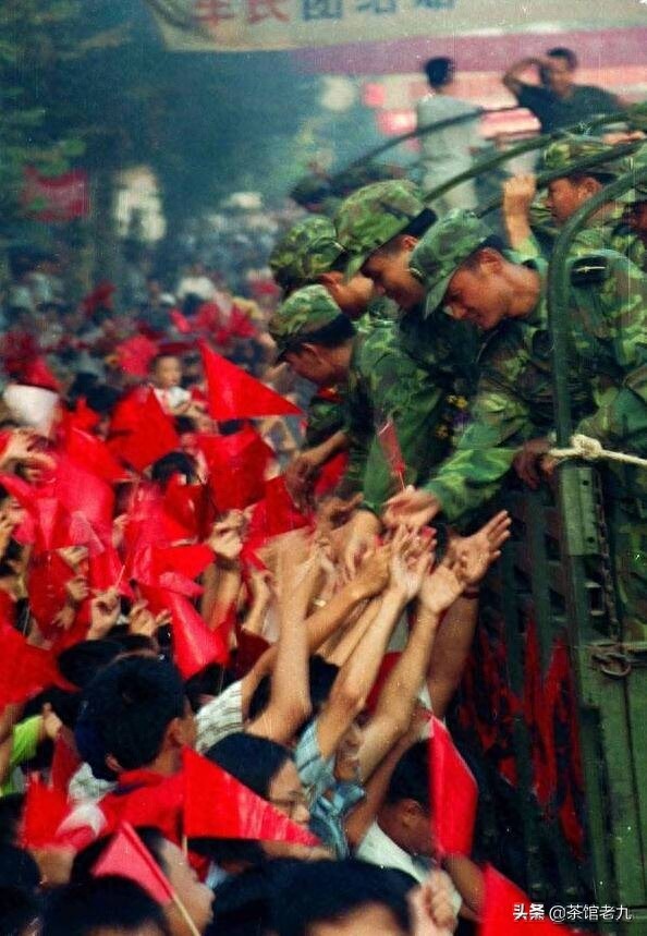 珍贵照片  98抗洪图集看的泪崩，致敬子弟兵