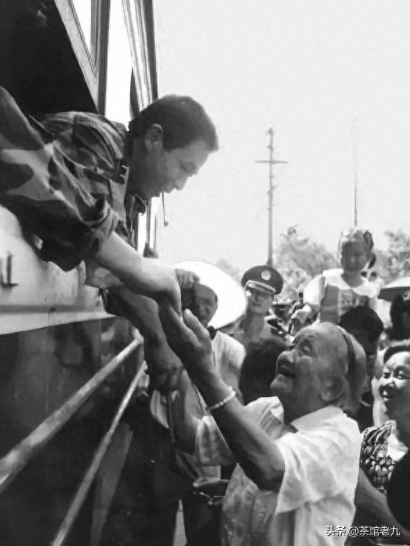 珍贵照片  98抗洪图集看的泪崩，致敬子弟兵