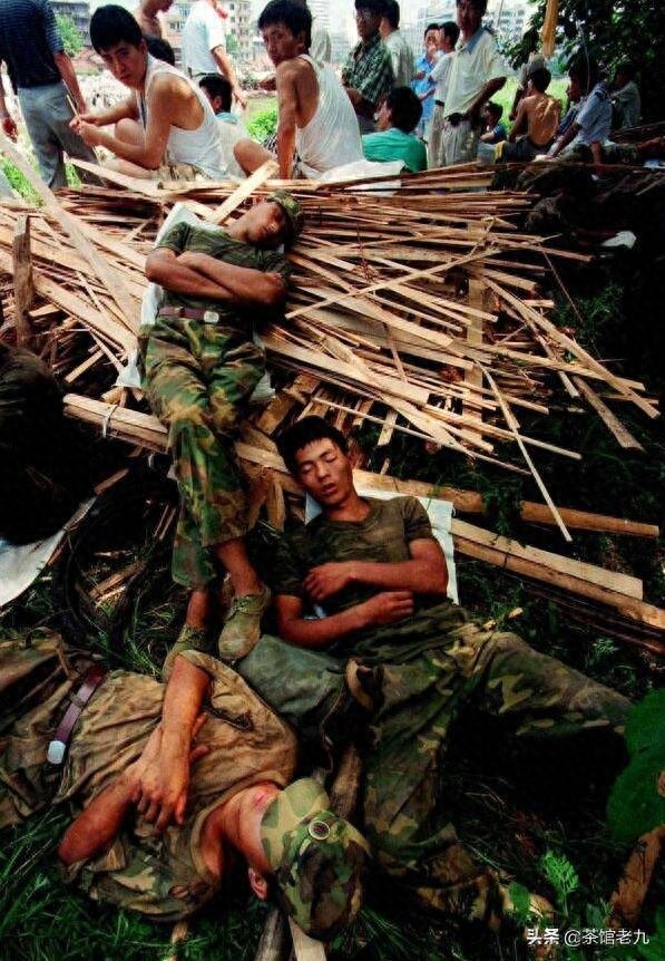 珍贵照片  98抗洪图集看的泪崩，致敬子弟兵