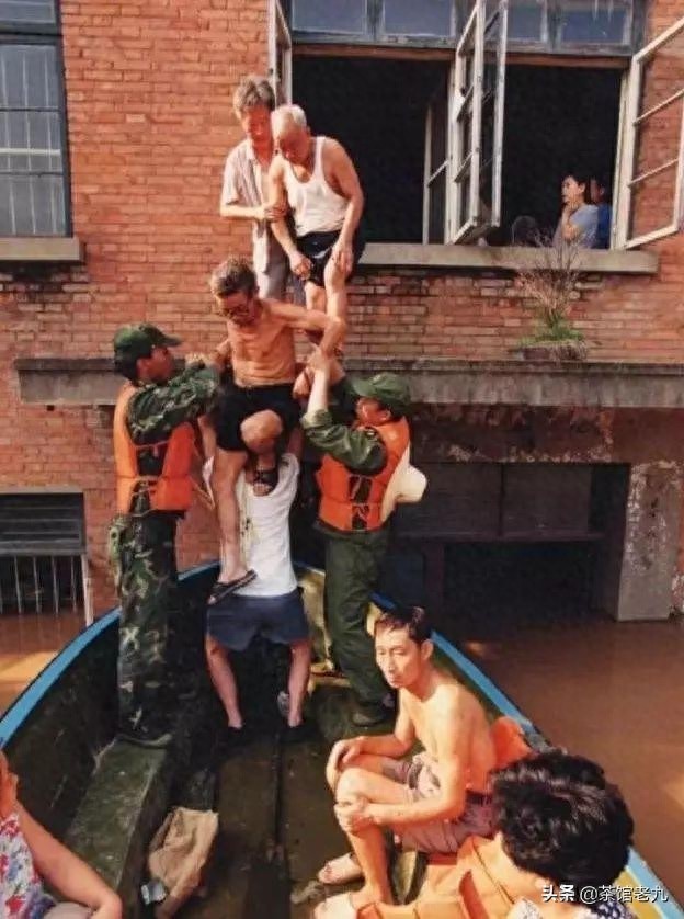 珍贵照片  98抗洪图集看的泪崩，致敬子弟兵