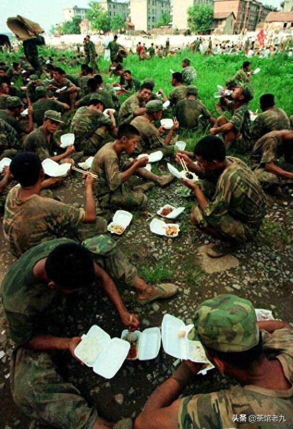 珍贵照片  98抗洪图集看的泪崩，致敬子弟兵