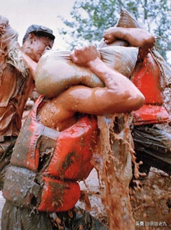 珍贵照片  98抗洪图集看的泪崩，致敬子弟兵