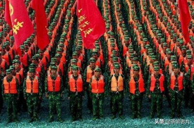 ​珍贵照片  98抗洪图集看的泪崩，致敬子弟兵