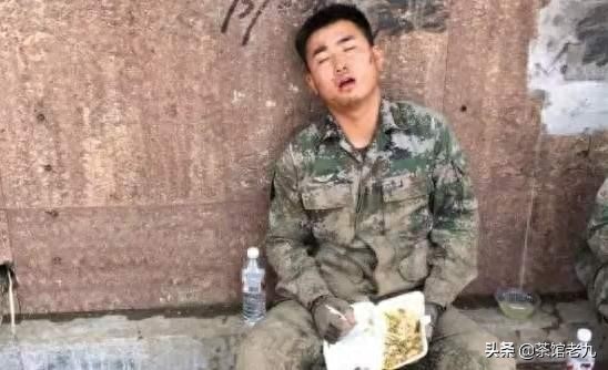 珍贵照片  98抗洪图集看的泪崩，致敬子弟兵