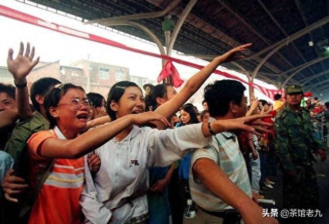 珍贵照片  98抗洪图集看的泪崩，致敬子弟兵