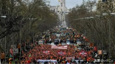 ​美国爆发大规模反战游行，抗议者白宫门口抬棺示威！