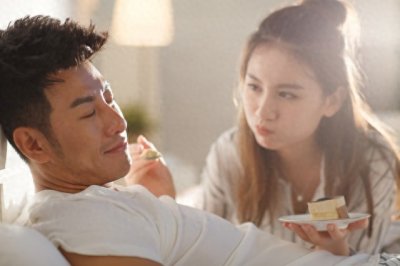 ​前男友结婚了，还是喜欢他，想他怎么办？