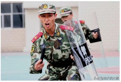 ​警棍盾牌术12式：权威教材，特警亲自示范教学，极具实战性