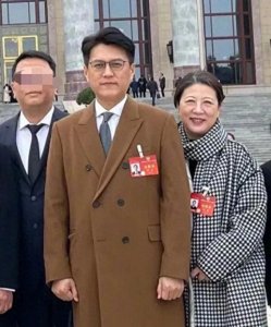 ​别焦虑了！48岁靳东和60岁甄子丹央视生图曝光，真实状态缓解焦虑