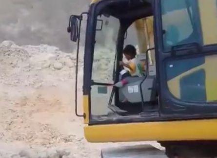 几岁的孩子开挖掘机操作熟练,网友:你家人教你的吗?