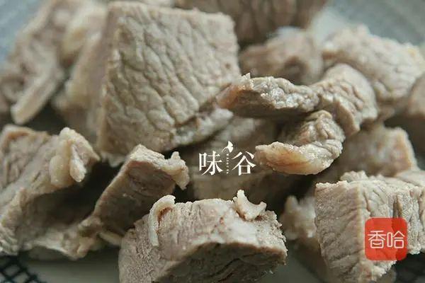 炖牛肉用热水还是凉水,很多人做错了,30年老厨师告诉您正确步骤