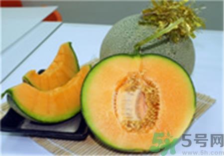 黄哈密瓜好吃还是青哈密瓜好吃?黄哈密瓜和绿哈密瓜的区别 黄哈密瓜好吃还是青哈密瓜好吃?黄哈密瓜和绿哈密瓜的区别