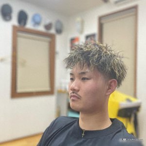 ​两侧铲短发型真帅气，不论胖瘦都适合，白发大叔剪完大不一样