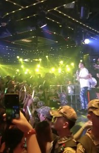 ​67岁万梓良落魄商演，穿地摊货尽显老态，与周润发对比明显好心酸