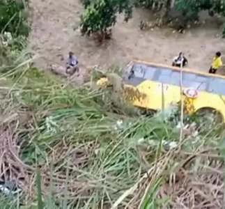 ​突然！湖南发生特大车祸：校车??相撞，惨烈，更多细节曝光