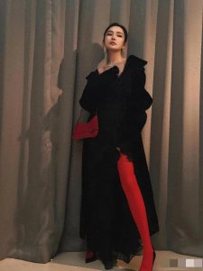 ​今天很流行红色丝袜吗？连周扬青都穿上了！