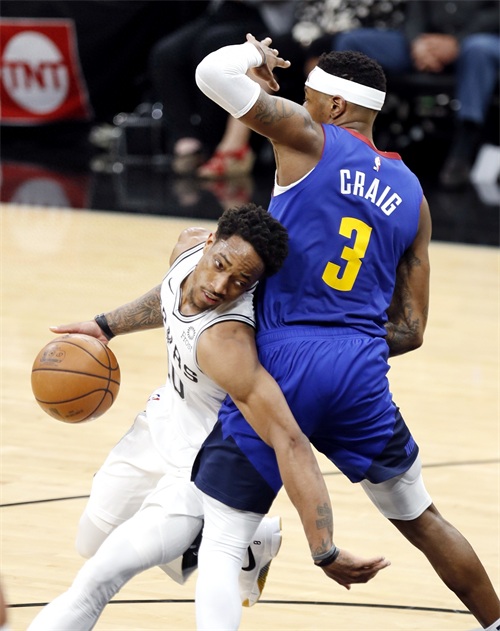 篮球——NBA季后赛:马刺胜掘金